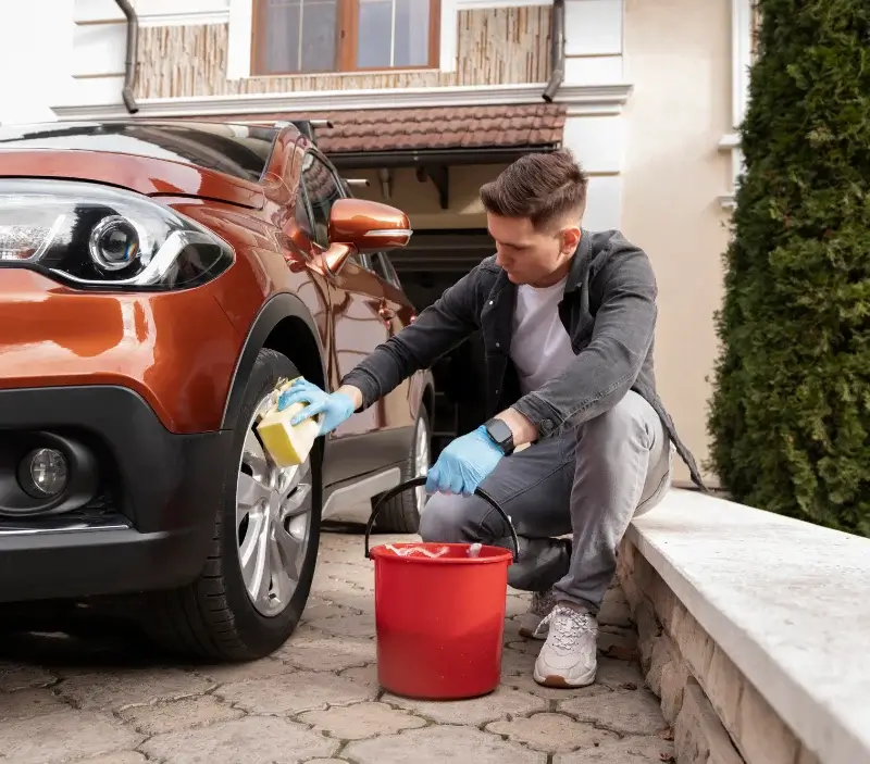 Lavage auto à domicile Vert : professionnel intervenant sur un véhicule